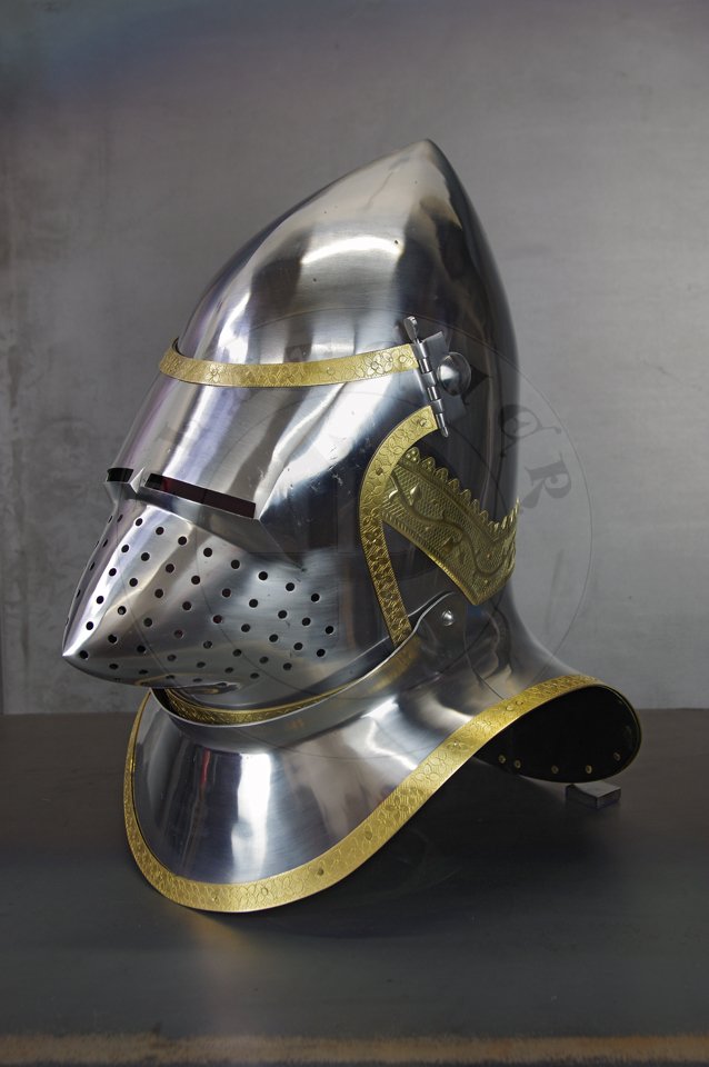 The great bascinet in English style for Agincourt battle period. Demi-greaves connected with greaves on rotary pin. Made of high quality mild steel of 2 mm and 1,5 mm thickness. Heat hardened and tempered up to 34 HRC. Brass bands decoration motive based on example visible on Henry V tournament helm. Brow plate and vervelles cover is interpretation based on few effigies from this period. Weight 6 kg./ Wielki bascinet w stylu angielskim na okres bitwy pod Agincourt. Wykonany z wysokiej jakoci stali niskowglowej o gruboci 2 mm i 1,5 mm. Hartowany i odpuszczany do 34 HRC. Mosine listwy dekoracyjne z motywem wzorowanym na hemie turniejowym Henryka V. Pozostae dekoracje s interpretacj wzorowan na kilku nagrobkach z epoki. Waga 6 kg.